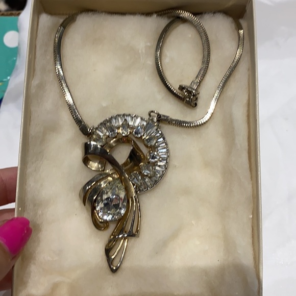 Gorgeous Vintage Set Necklace and Clip on Earrings - Picture 3 of 3